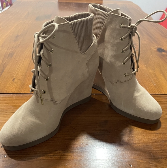 Michael Kors Women's Tan Suede Carrigan‎ Lace Up Wedge Bootie Boots Size 10 - Picture 1 of 5
